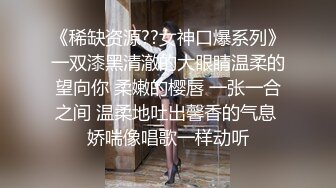 竹林中大战网红脸女神，苗条好身材后入操逼，掰腿侧入，感觉像是女人带了假道具