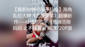 大学女友在家。