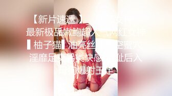 商场女厕偷拍漂亮的连衣裙美女 人美B更美