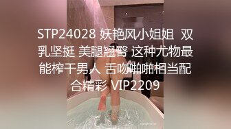  淫妻3P 两根棒棒一起吃 换上单男送的红边黑丝真的更显身材 被两个帅哥夹在中间猛操