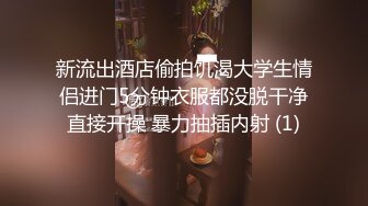 夜市宵夜摊低胸装美女被猥琐大叔围观.尽力防走光没想到下面还是被偷拍内裤夹进了屁股缝逼痕明显