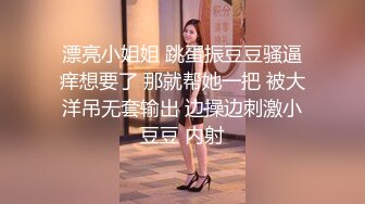  肉感十足颜值美女给炮友交自慰诱惑，展示活隔着舔弄，单腿网袜翘起屁股露肥逼