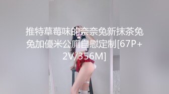  两个骚逼摸着一个鸡巴还说不会交，全程露脸互动狼友撩骚，颜值不错大奶粉逼淫声荡语互动撩骚