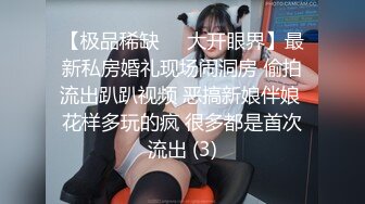 《母子乱伦》趁妈妈喝多找朋友来和妈妈一起玩3P开发她的屁眼