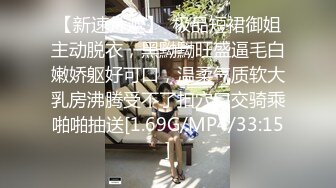 最近疯传的清纯眼镜长腿系在女厕公然修洞无视身边上厕所的人一脸懵逼清洁大妈见过世面淡定无比