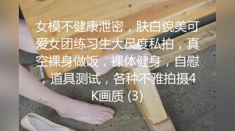 客厅里借助椅子和沙发，两男战一女，不能同时满足他们，一个只能自己撸