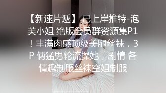 清纯妹子撩衣服不小心走光露点