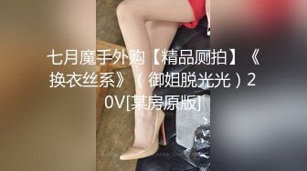  三个小嫩妞一起诱惑狼友大秀直播，全程露脸吃奶玩逼道具抽插，浪叫呻吟不止