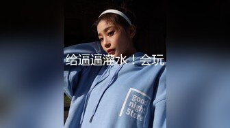   一脸呆萌18嫩妹双马尾带着项圈，翘起美腿玻璃棒插菊花，手指扣穴水声哗哗