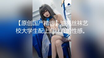 【新片速遞 】  大肢体的妹子黑丝长腿掰穴自慰特写骚穴，超粉木耳 舌功了得骚的很