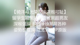 两个丰满年轻妹子 带个假道具做性爱后入很很一顿插，姿势很多，大奶子乱晃真会玩