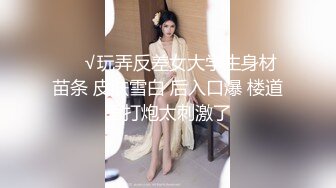 真实夫妻找刺激约单男一起玩3P，骚逼老婆伺候两根鸡巴口交练得棒棒哒，被两男轮流抽插骚逼都快被干肿了