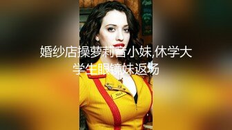 哺乳期的妈妈镜头前挤奶水给狼友喝真刺激，揉奶子挤奶水自己抠骚逼，撅着屁股给狼友看特写精彩刺激不要错过