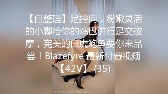 边拉粑粑边抽烟的漂亮女孩，还对着屏幕来了个大回龙，老烟鬼了