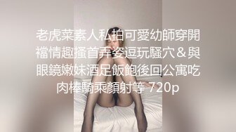 御姐范带着眼镜美妞，激情大战头套男，白丝美腿高跟鞋，双腿肩上扛深插