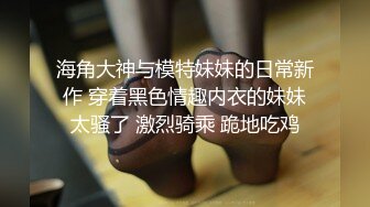 在出租屋里掰开白皙长发女友的双腿狂插