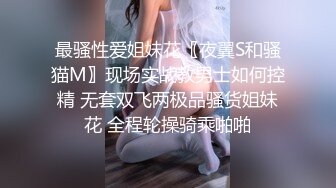  爆乳户外美娇娘性感情趣诱惑公园勾引散步路人，到一半差点翻车来了很多游客换地接着干