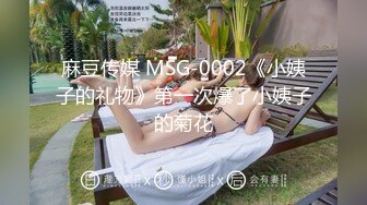  小骚逼露脸洗干净了伺候小哥哥诱惑狼友，舔鸡巴的样子好骚吸蛋蛋，深喉抽插