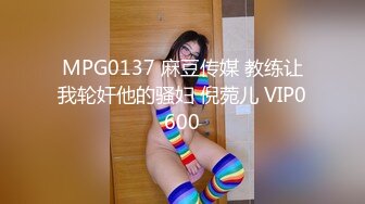 龙哥探花3P极品小骚货，露脸让小哥抱着亲小嘴吃奶子玩弄，口活按摩棒玩阴蒂揉骚奶子，按在电脑桌前快速抽插