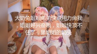 《极品CP☀️魔手☛外购》近在咫尺商场特写镜头偸拍女厕各种大屁股小姐姐方便~好多气质美女好姐妹组队来嘘嘘换着尿 (14)