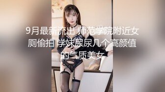 烈焰红唇新人大奶美女拨开丁字裤露肥逼，脱下睡衣揉捏奶子，掰穴特写穿上高跟鞋诱惑，翘起圆润大屁股摆弄