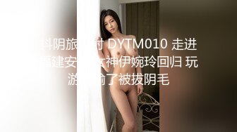 漂亮少妇戴着眼镜,一穿上情趣内衣就变得风骚无比