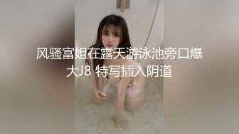 无毛逼大奶人妻少妇镜头前的诱惑，全程露脸一个人大秀直播，各种发骚诱惑，揉奶玩逼看特写，淫声荡语不断