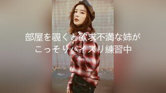 小美女的BB痒痒拿矿泉水洗