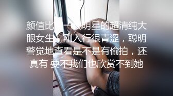 等车时偷拍到这女的摸完逼手拿出来闻闻