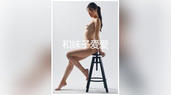 迷人诱惑黑色连衣裙人妖舞动身材玩性感勾引骚妇相互爱抚接吻蹲下吃屌和猛男玩激情3P爱爱