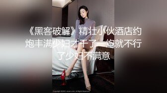 夜市宵夜摊低胸装美女被猥琐大叔围观 尽力防走光没想到下面还是被偷拍内裤夹进了屁股缝逼痕明显