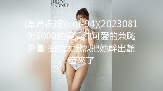   调教小女友，苗条贫乳粉嫩小姐姐，乳夹项圈自舔手指，无毛超嫩粉穴，骑在上位，大屌抽插屁股