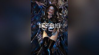 漂亮美女夜晚短裙户外露出，整根大鸡巴粘在护栏就抽插小穴，不远处还有位大爷在工作，刺激死了！