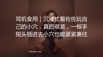 乖巧可爱小萌妹全程高能露脸精彩小秀直播，听狼友指挥掰开骚穴给狼友看特写，旁边有人捏她奶子撅着屁股看菊花