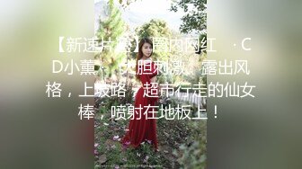 《魔手☛外购☀️极品CP》地铁女厕全景偸拍络绎不绝的年轻小姐姐方便☀️美女多亮点多，妹子换奶罩一对大奶又圆又挺手感绝对一流 (7)