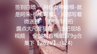 新流出大神潜入商场隔板女厕偷拍❤️美女尿尿打扮中性的短发美眉逼毛挺黑的