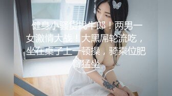  两个极品小妮子镜头前发骚，年纪轻轻发育的很不错，奶大逼肥玩的开