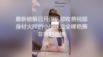 【小护士装扮颜值女神下海】白色网袜展示美腿，浴室洗澡湿身诱惑，腰细两个大奶子诱人，特写小穴毛毛非常浓密