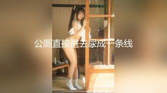 小哥趁着外面没人溜进商场女厕偷拍了两个嫩鲍鱼赶紧跑