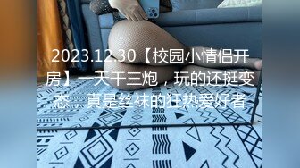 Skylar Vox 回到家在沙发上得到了一些大奶和一个胖屁股