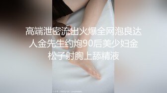 白虎 无毛小美女 掰着BB尿尿 生怕尿到自己裤子上