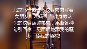 骚妇仰面躺床边舔老公大吊 老公手持自拍杆拍摄 真吊