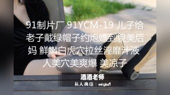 03年小炮友被按在床上后入，你们想操吗