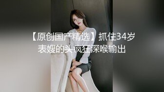 【骚小妹两男一女3P大战】骑乘边操边吃大屌，垫着枕头抬起屁股，怼着骚逼猛操，前后夹击，两大汉轮流后入爆插